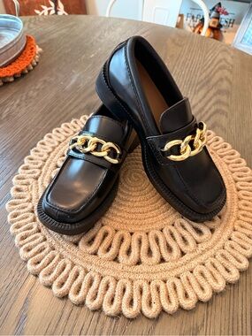 H&M Black Womens Chuncky Penny Loafers with Gold Chain Accent Sz 6.5